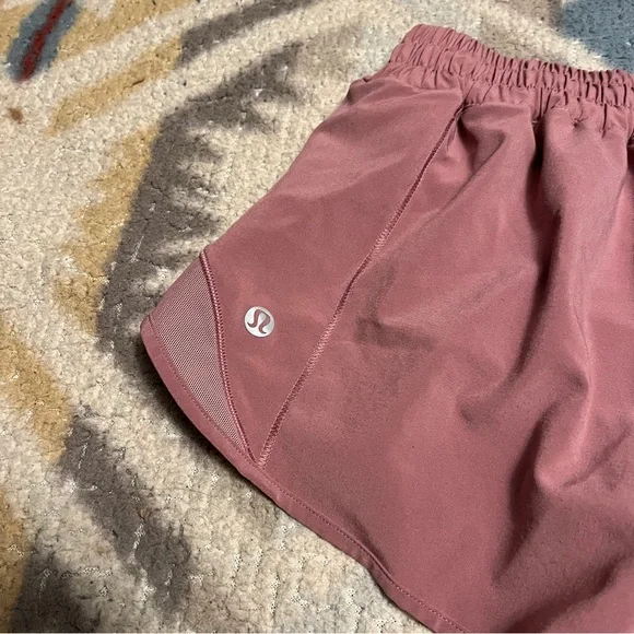 RARE!!  Lululemon Hotty Hot Short II 2.5" Velvet Dust Size 4 - Picture 4 of 6